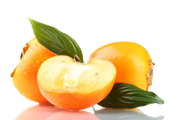 Aptitretande sharonfrukt med droppar och lämnar isolerad på vit — Stockfoto