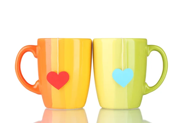Due tazze e bustine di tè con etichetta a forma di cuore rossa e blu isolata su whit — Foto Stock