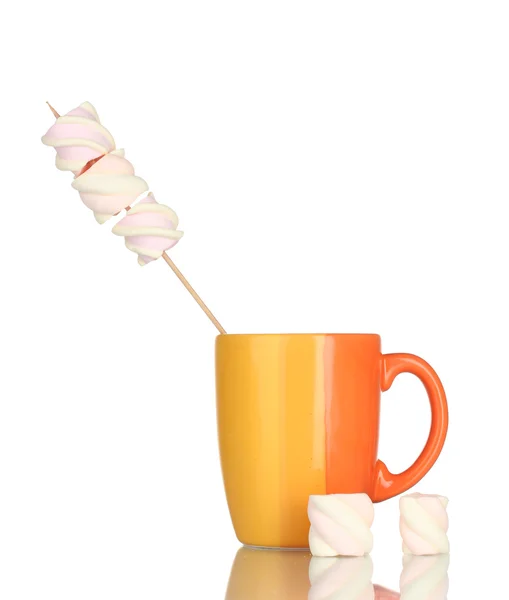 Tasse und Marshmallows isoliert auf weiß — Stockfoto