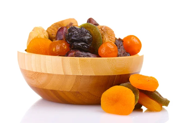 Szárított gyümölcsök a fából készült bowl elszigetelt fehér — Stock Fotó