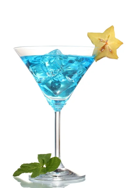Голубой коктейль в бокалах мартини со льдом, изолированным на белом — стоковое фото
