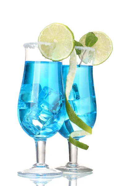 Μπλε κοκτέιλ σε ποτήρια με πάγο και τη ζάχαρη που απομονώνονται σε λευκό — Φωτογραφία Αρχείου