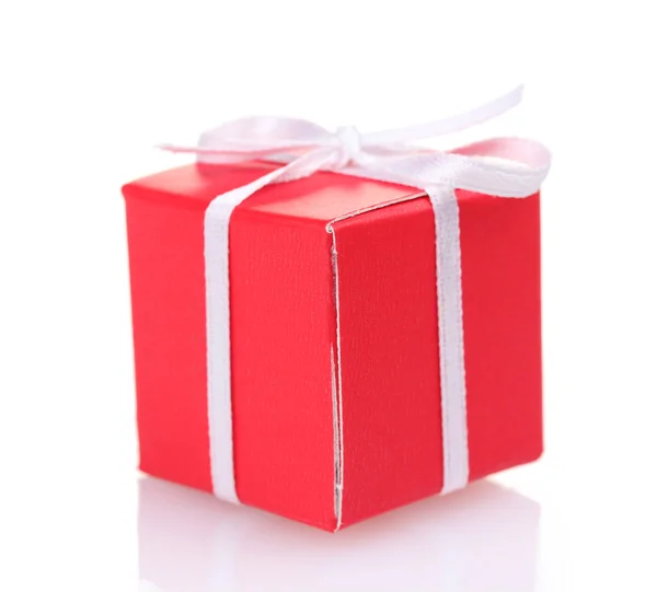 Vacker röd gåva med båge band isolerad på vit — Stockfoto