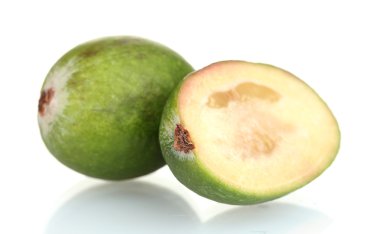 slsed feijoa meyve, üzerinde beyaz izole