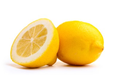 Beyaza izole edilmiş taze limon