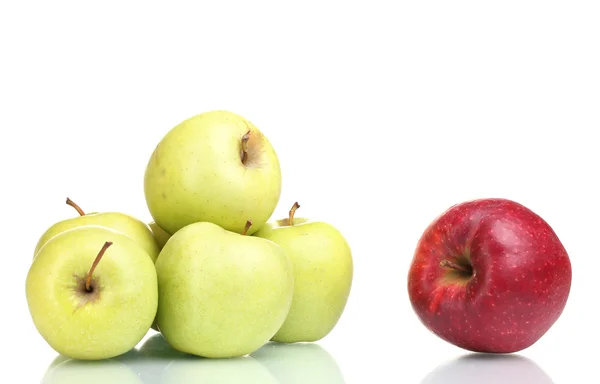 Saftigt gröna och röda äpplen isolerad på vit — Stockfoto