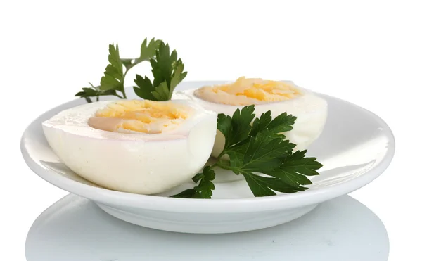 Lezzetli haşlanmış yumurta ve maydanoz üzerinde beyaz izole plaka üzerinde — Stok fotoğraf
