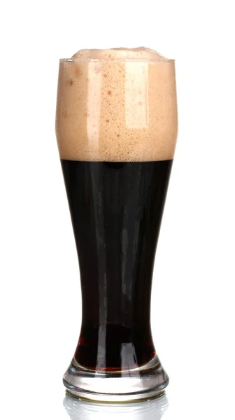 Темное пиво в стакане, изолированном на белом — стоковое фото