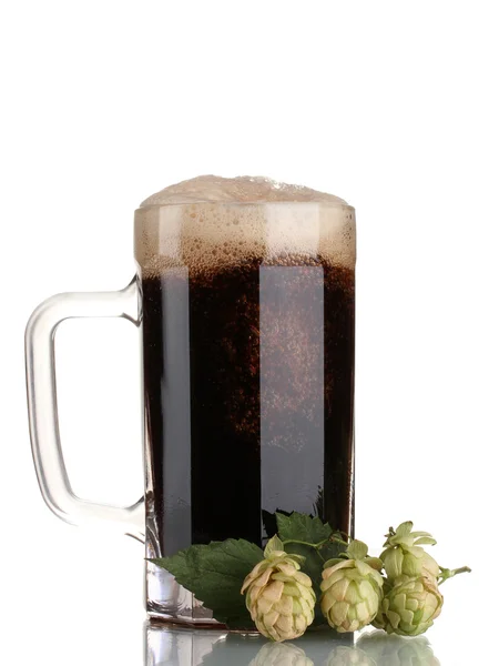 Темное пиво в кружке и зеленый хмель изолированы на белом — стоковое фото