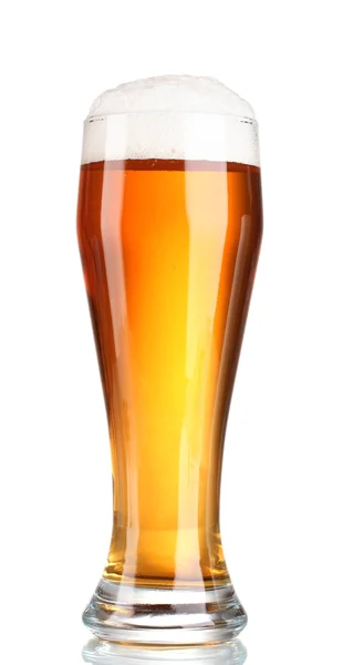 Bier in een glas geïsoleerd op wit — Stockfoto