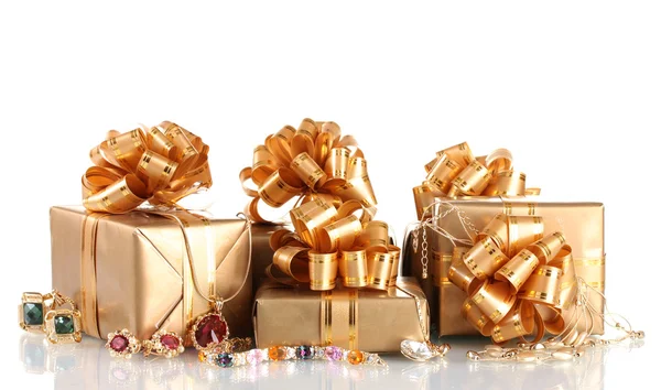 Vari gioielli in oro e regali isolati su bianco — Foto Stock