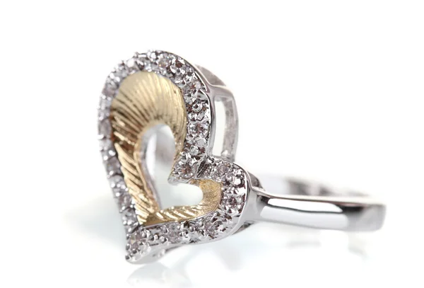 Красивое кольцо с драгоценными камнями, изолированными на белом — стоковое фото
