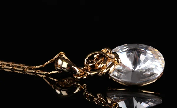 Belo colar de ouro com gema no fundo preto — Fotografia de Stock