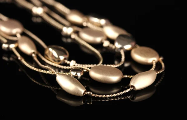 Красивое золотое ожерелье на черном фоне — стоковое фото