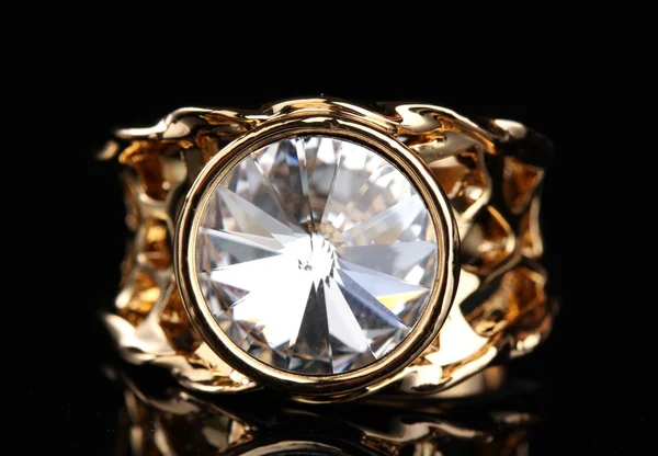 Krásný zlatý prsten s diamantem na černém pozadí — Stock fotografie
