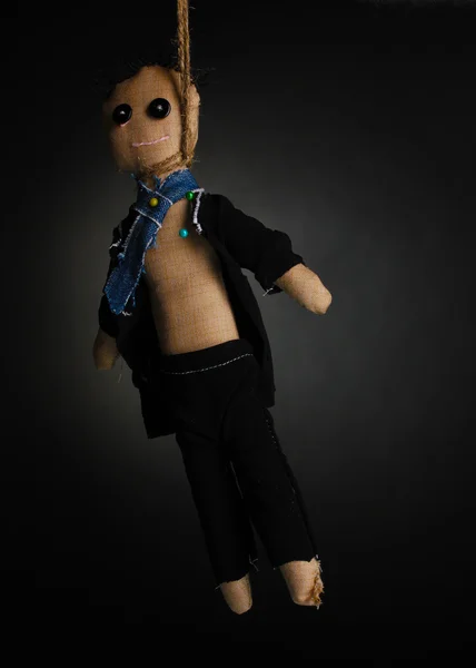 Powieszony lalka voodoo chłopiec narzeczony na szarym tle — Zdjęcie stockowe