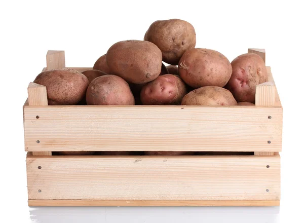 Сырой картофель в деревянной коробке, изолированной на белом — стоковое фото