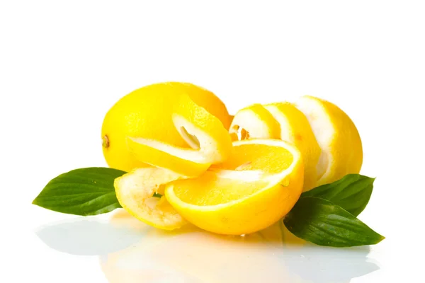 Limones maduros con hojas aisladas en blanco — Foto de Stock