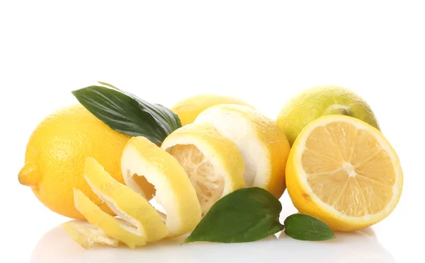 Limões maduros com folhas isoladas em branco — Fotografia de Stock