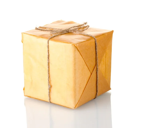 Kahverengi kağıt üzerinde beyaz izole sicim ile bağlı sarılı küçük paket — Stok fotoğraf
