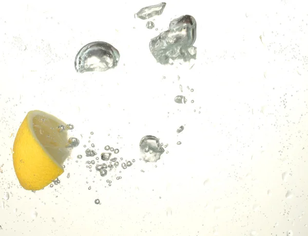 Citronskiva i vattnet — Stockfoto