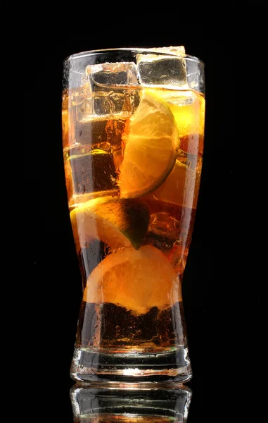 Mrożona herbata z cytryną i wapna na czarnym tle — Zdjęcie stockowe