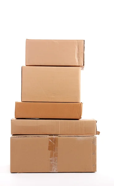 Коричневі картонні коробки ізольовані на білому — стокове фото