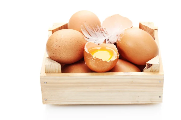 Kuřecí vejce v dřevěné krabici, izolované na bílém — Stock fotografie