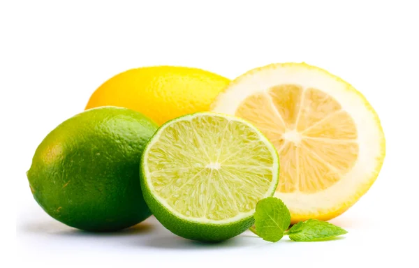 Lima fresca y limón con menta aislada sobre blanco —  Fotos de Stock