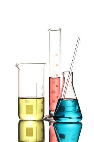 Três frascos com líquido colorido e com reflexão isolada sobre branco — Fotografia de Stock