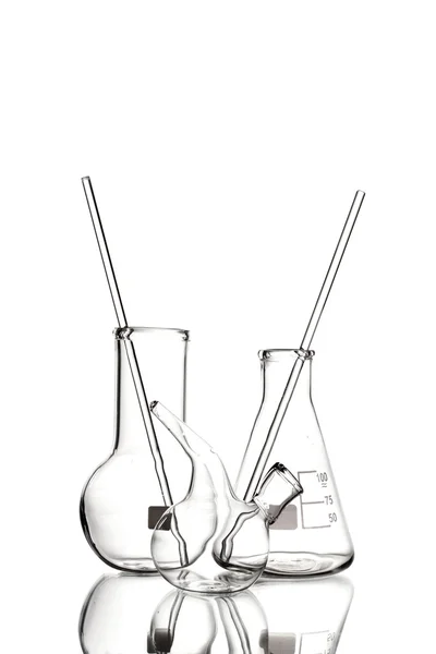 Tre bicchieri da laboratorio vuoti con riflessione isolata su bianco — Foto Stock