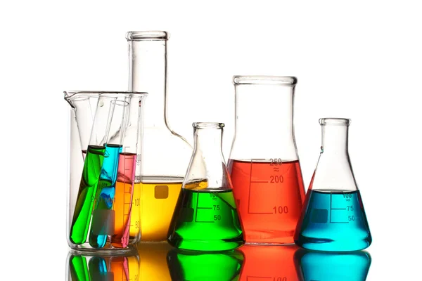 不同实验室玻璃器皿与颜色液体和反射 isolat — 图库照片