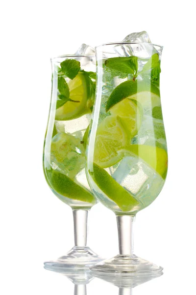 Cocktailgläser mit Limette und Minze isoliert auf weiß — Stockfoto