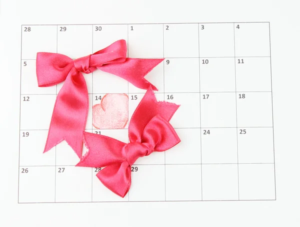 Página del calendario con corazones y arcos en el Día de San Valentín —  Fotos de Stock