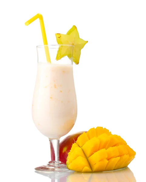 Muzlu süt beyaz izole mango ile — Stok fotoğraf
