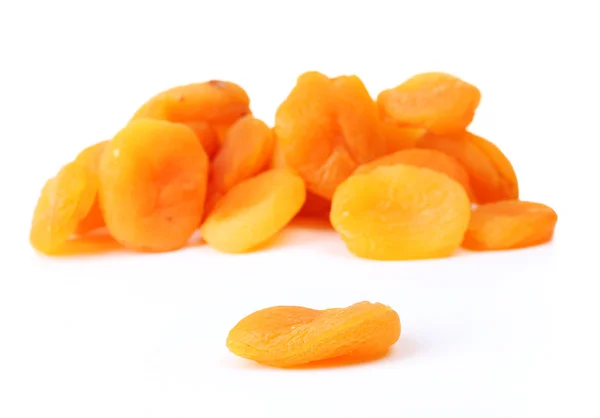 Heerlijke gedroogde abrikozen geïsoleerd op wit — Stockfoto