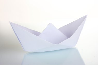 origami kağıt teknesi beyazda izole edildi