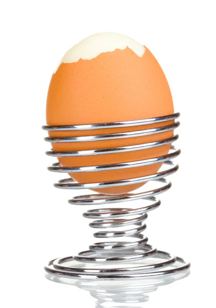 Вареное яйцо в металлической стойке изолированы на белом — стоковое фото