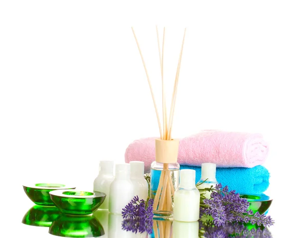 Fles luchtverfrisser, lavendel, handdoeken en kaarsen geïsoleerd op wit — Stockfoto