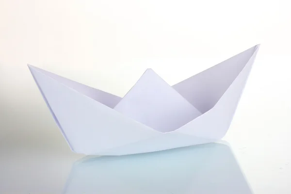 白に隔離された折り紙の紙ボート — ストック写真