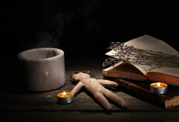 Voodoo-docka pojke på ett träbord i levande ljus — Stockfoto