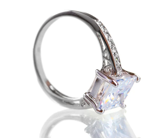 Красивое кольцо с драгоценным камнем изолированы на белом — стоковое фото