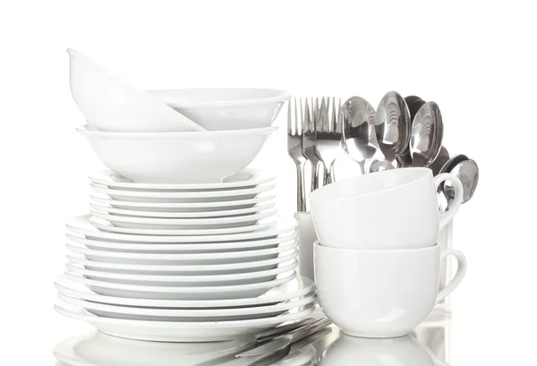 Platos limpios, vasos y cubiertos aislados en blanco —  Fotos de Stock