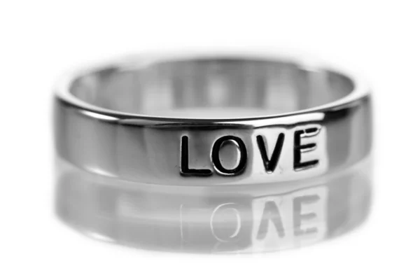 Krásný stříbrný prsten izolovaných na bílém — Stock fotografie