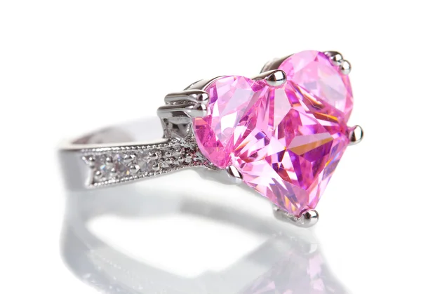 Όμορφο δαχτυλίδι με ροζ στολίδι που απομονώνονται σε λευκό — Φωτογραφία Αρχείου