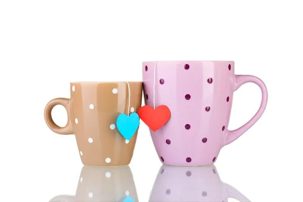 Dva šálky a čajové sáčky s červenou a modrou ve tvaru srdce label izolovaných na Svatodušní — Stock fotografie