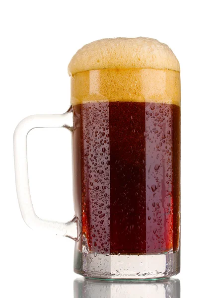 Червоне пиво з піною в кухоль ізольоване на білому — стокове фото