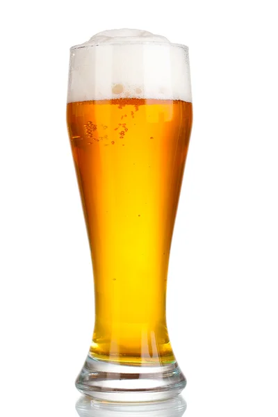 Glas bier met geïsoleerde op wit — Stockfoto