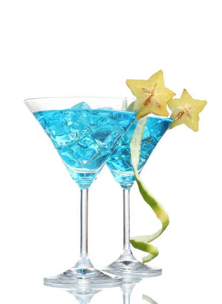 Синій коктейль в мартіні окулярах з льодом ізольовано на білому — стокове фото