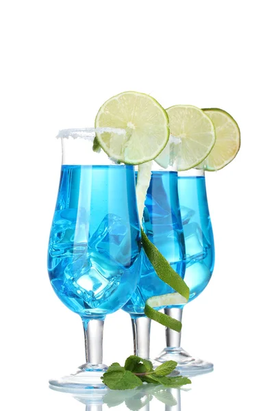 Blauer Cocktail in Gläsern mit Eis und Zucker isoliert auf weiß — Stockfoto